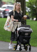 Emma Roberts savoure un café glacé lors d'une promenade matinale avec son bébé à Boston, Massachusetts