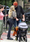 Emma Roberts et Garrett Hedlund s'embrassent lors d'une promenade avec leur bébé à Boston, Massachusetts