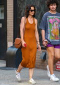 Katie Holmes vêtue d'une robe orange brûlé lors d'une sortie à New York