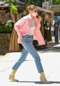 Gigi Hadid a l'air fabuleuse dans une chemise rose déboutonnée et un jean bleu alors qu'elle rentre dans son appartement à New York
