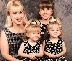 رايشيل بانو مع والدتها وأختها