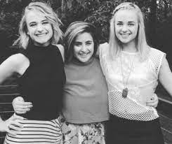 رايشيل بانو مع شقيقاتها