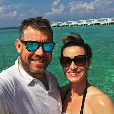 لي ويستوود مع زوجته هيلين