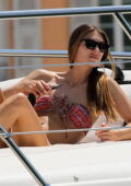 Lorena Rae profite du soleil dans un bikini imprimé tout en se relaxant sur un yacht à Saint-Tropez, France