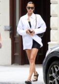 Irina Shayk montre ses jambes dans une mini-robe noire sous une chemise blanche surdimensionnée lors d'une sortie avec sa fille à New York