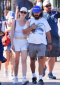 Mia Goth et Shia LaBeouf marchent bras dessus bras dessous tout en profitant d'une journée à Disneyland à Anaheim, Californie