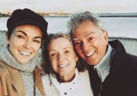 سيريندا سوان مع والديها