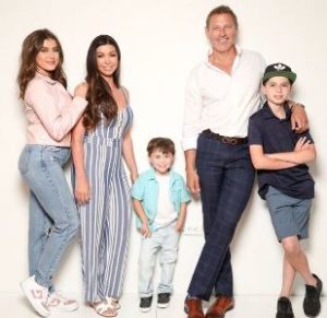 كالاني هيليكر مع عائلتها