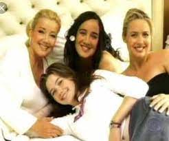 لحن توماس سكوت مع أطفالها