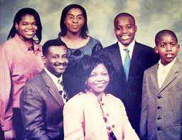 إيمانويل آكو مع عائلته