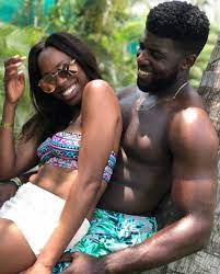 إيمانويل آكو مع صديقته السابقة إيفون