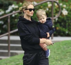 روزي هنتنغتون وايتلي مع ابنها